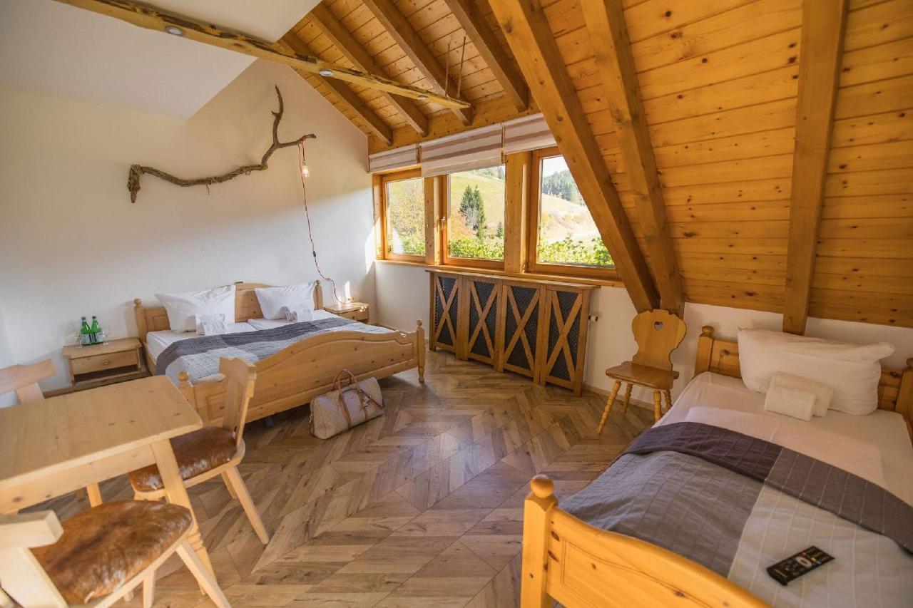 Berghotel Und Restaurant Kraeuter Chalet Furtwangen Exterior photo