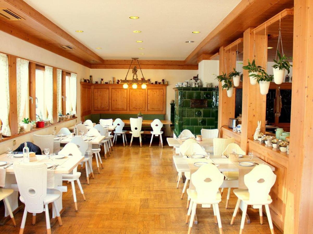 Berghotel Und Restaurant Kraeuter Chalet Furtwangen Exterior photo