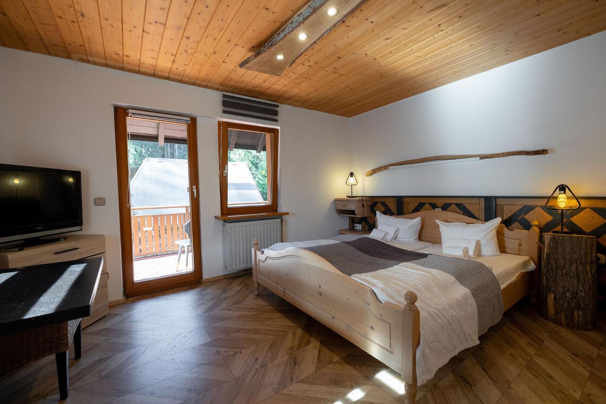 Berghotel Und Restaurant Kraeuter Chalet Furtwangen Exterior photo