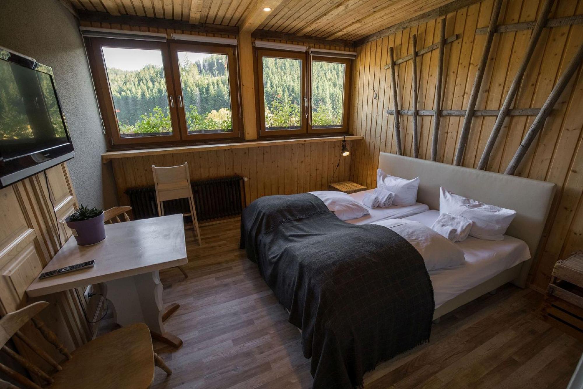 Berghotel Und Restaurant Kraeuter Chalet Furtwangen Exterior photo