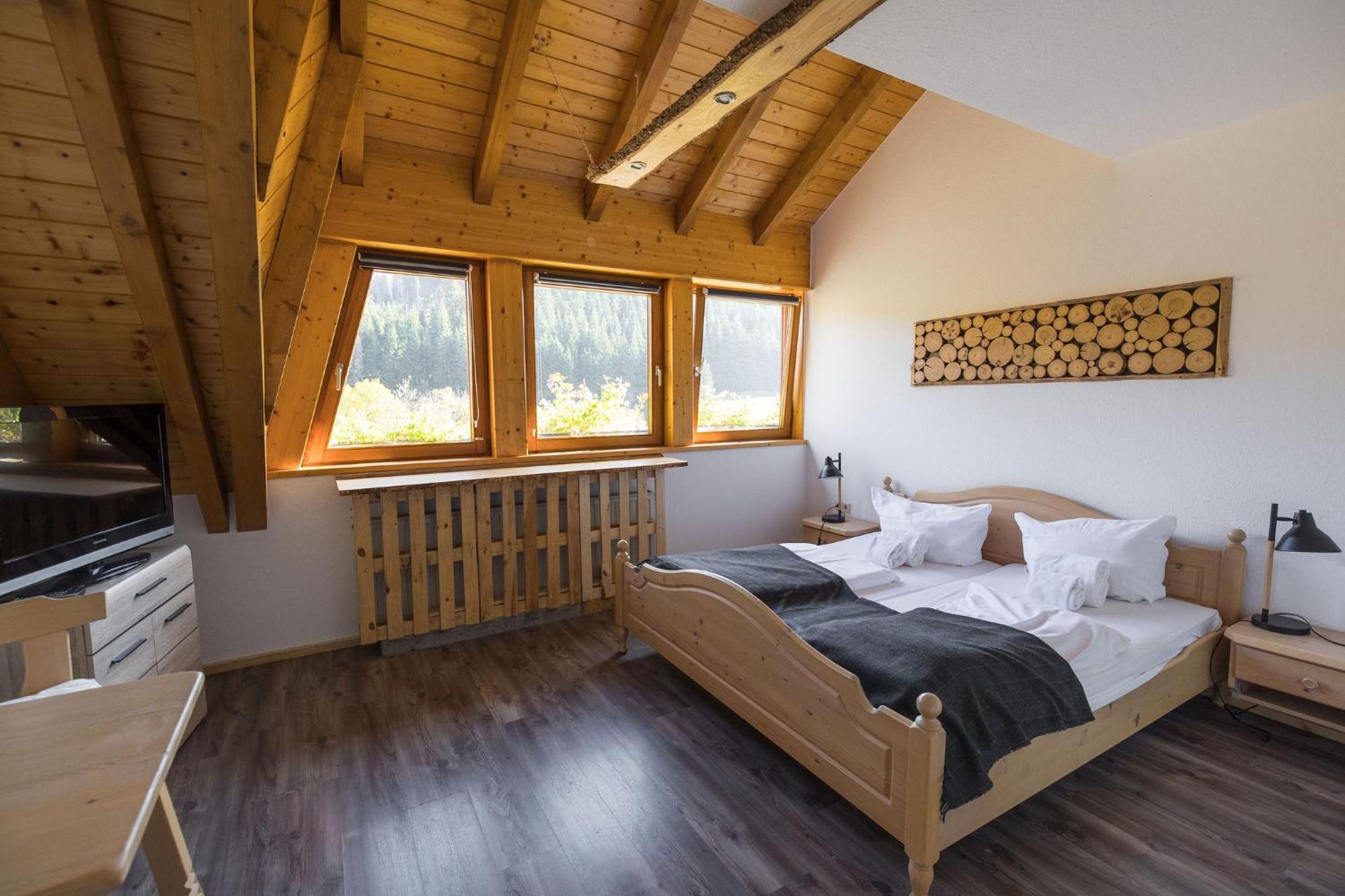 Berghotel Und Restaurant Kraeuter Chalet Furtwangen Exterior photo